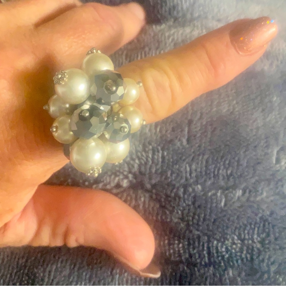 White pearl and silver stretchy glass balls band ring.